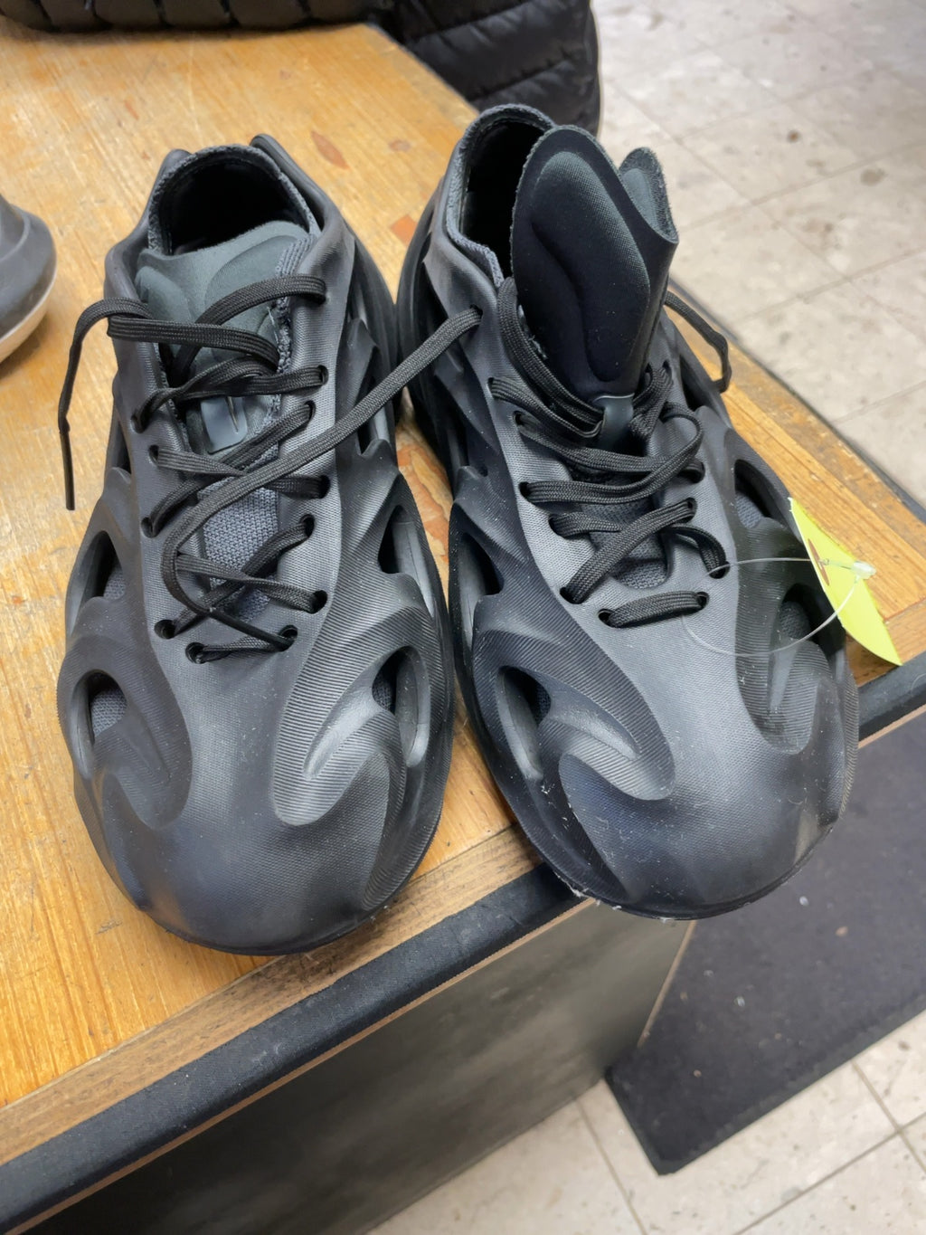 Adidas Adifom Q Size 7 Black Sneakers