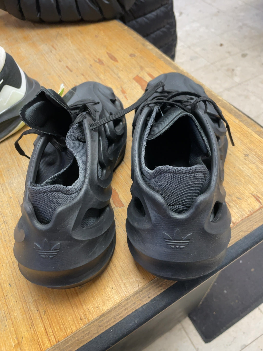 Adidas Adifom Q Size 7 Black Sneakers