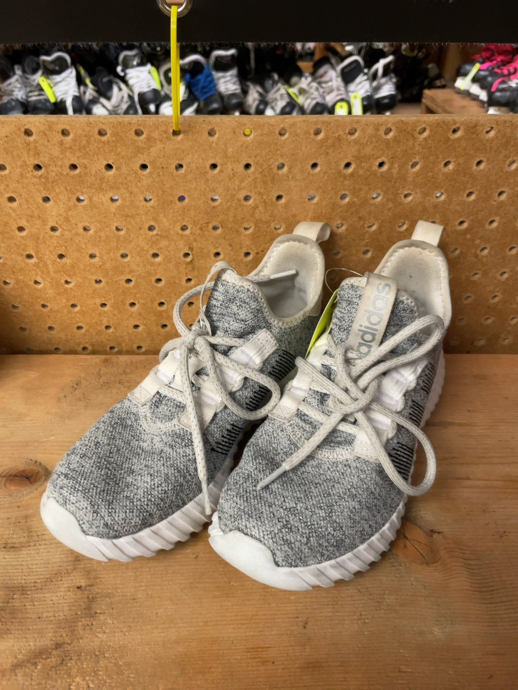 Adidas Kaptir Size 8 Grey Runners