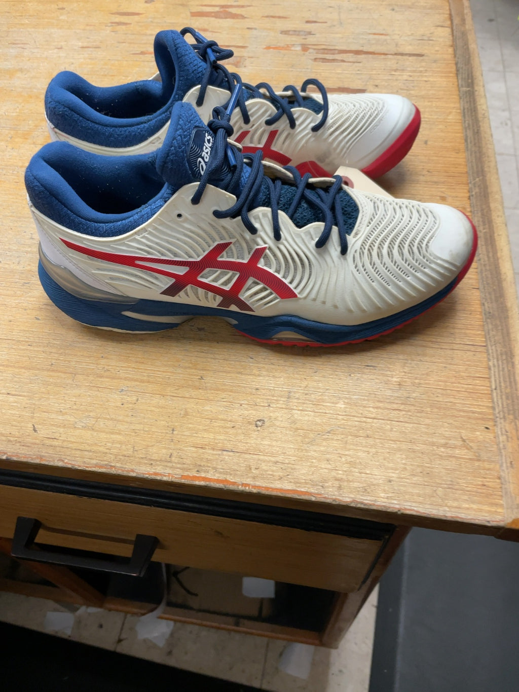 Asics Court FF Size 8 Tennis Shoes