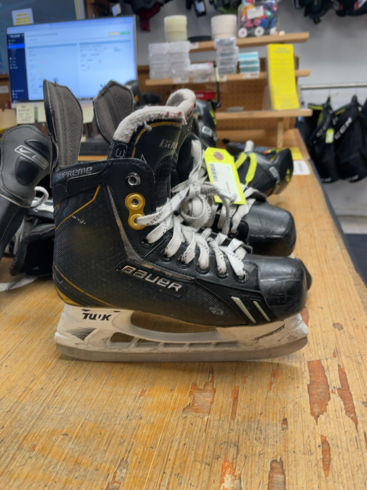 Bauer Supreme Hockey Skates - Size 2D