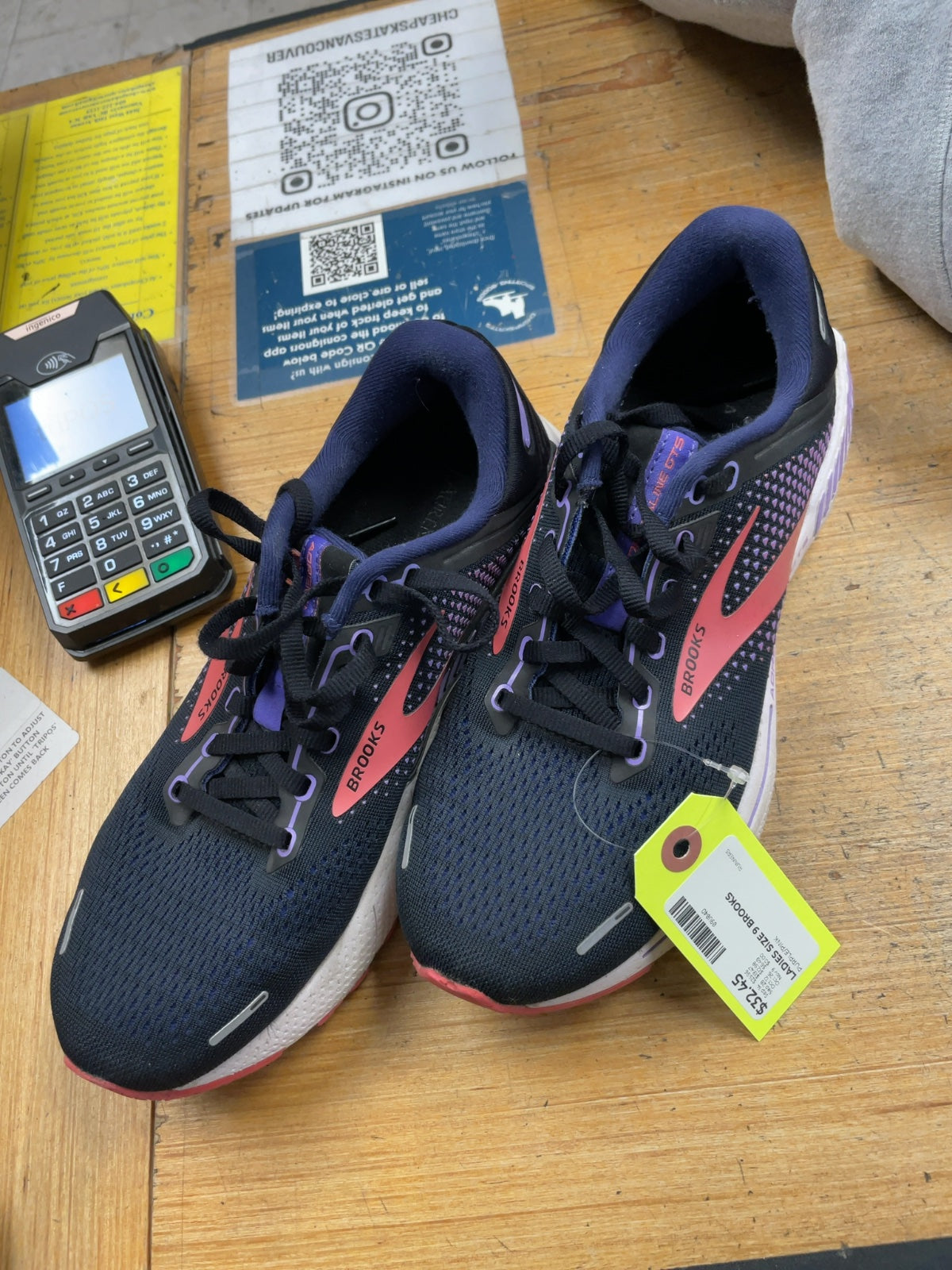 Brooks Adrenaline GTS 22 Size 9 Runners