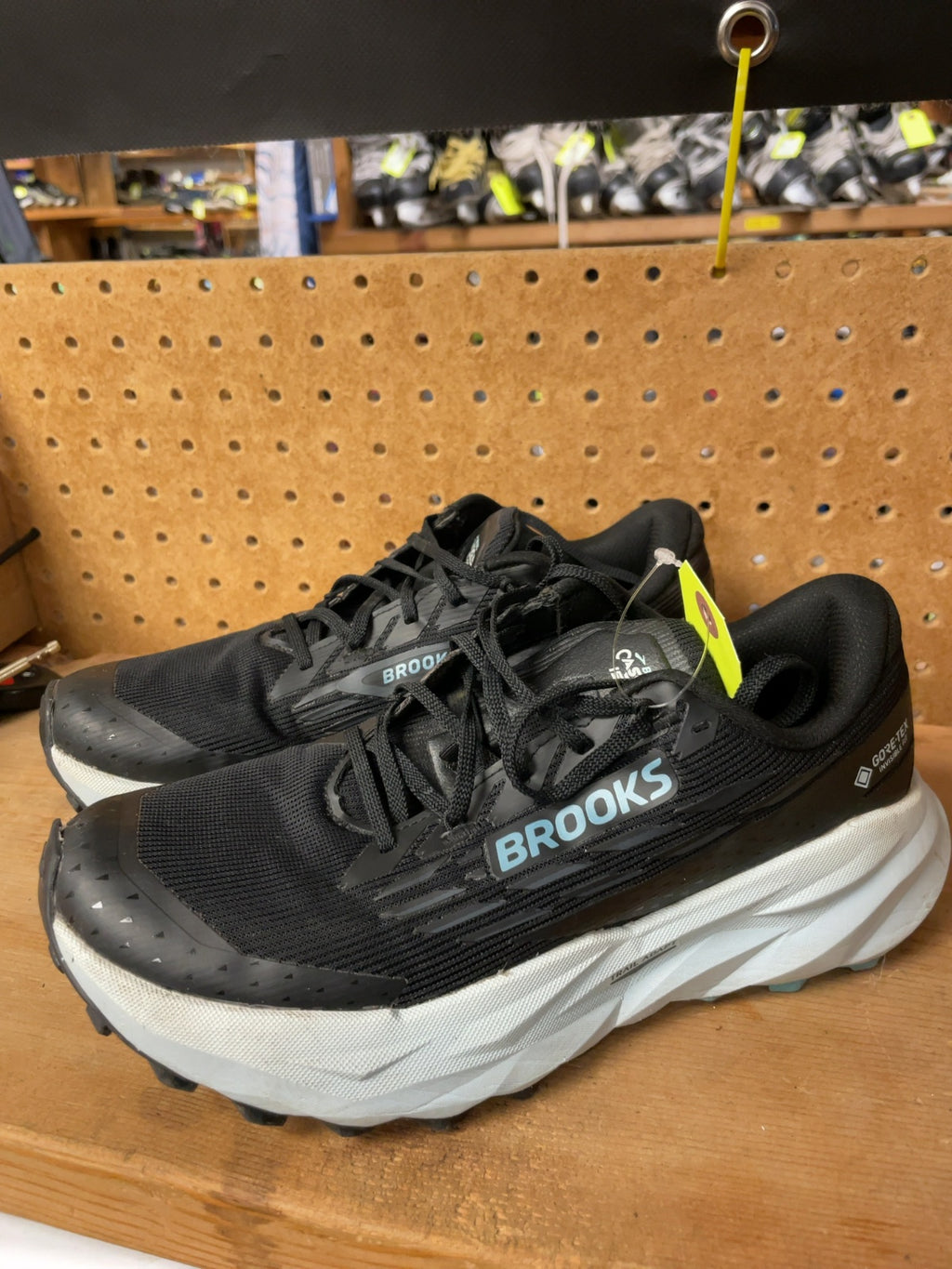 Brooks Cascadia Ladies 8.5 Gore-Tex Trail Shoes