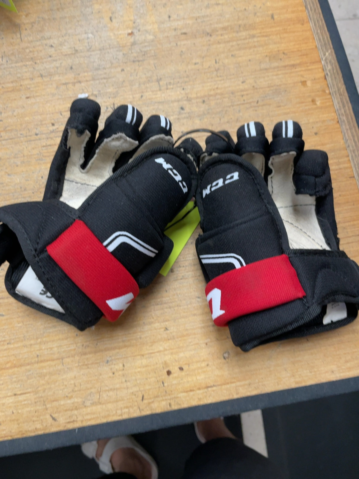 CCM 230 8" Hockey Gloves