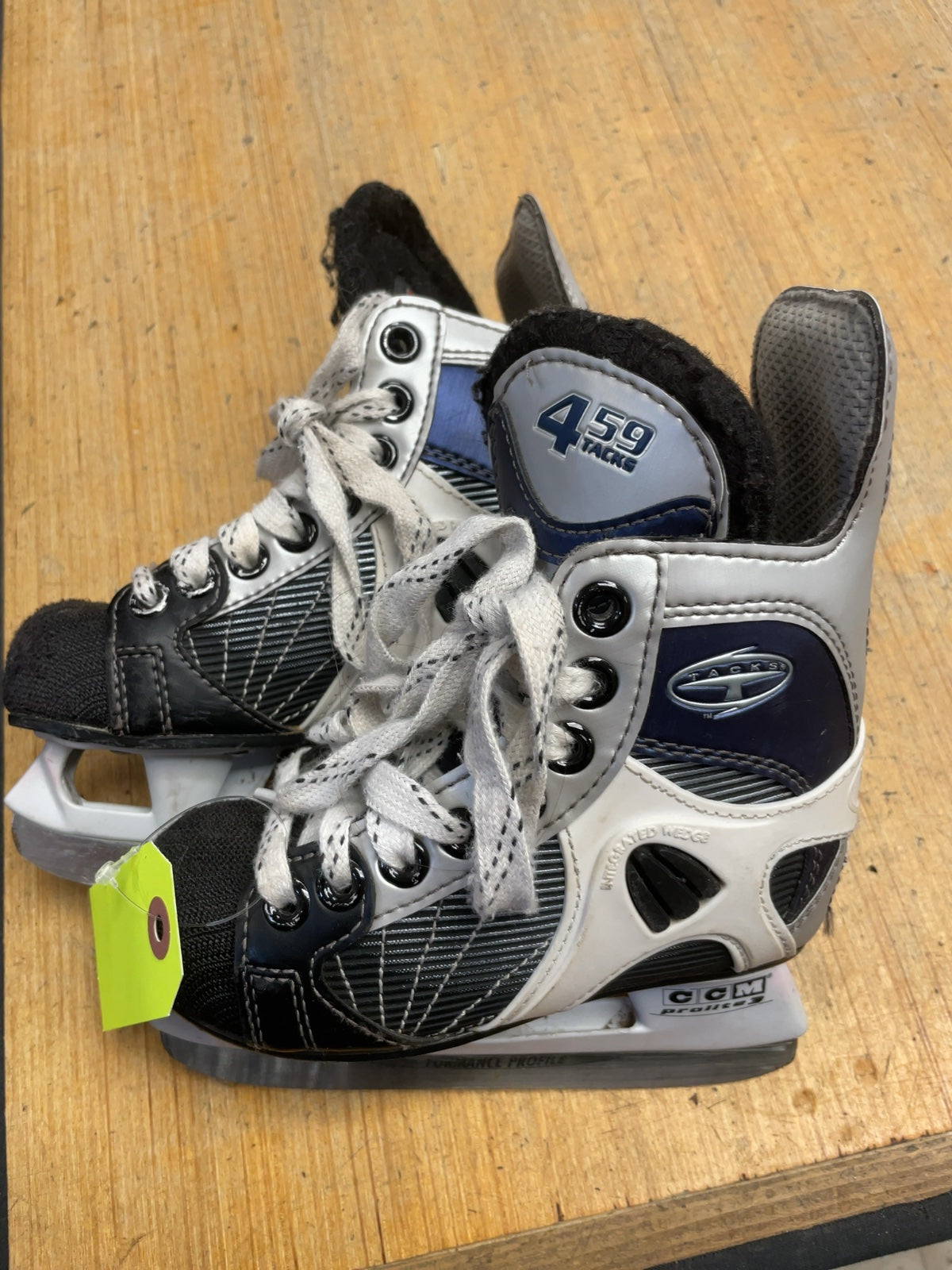 CCM 459 Tacks Size 9C Hockey Skates