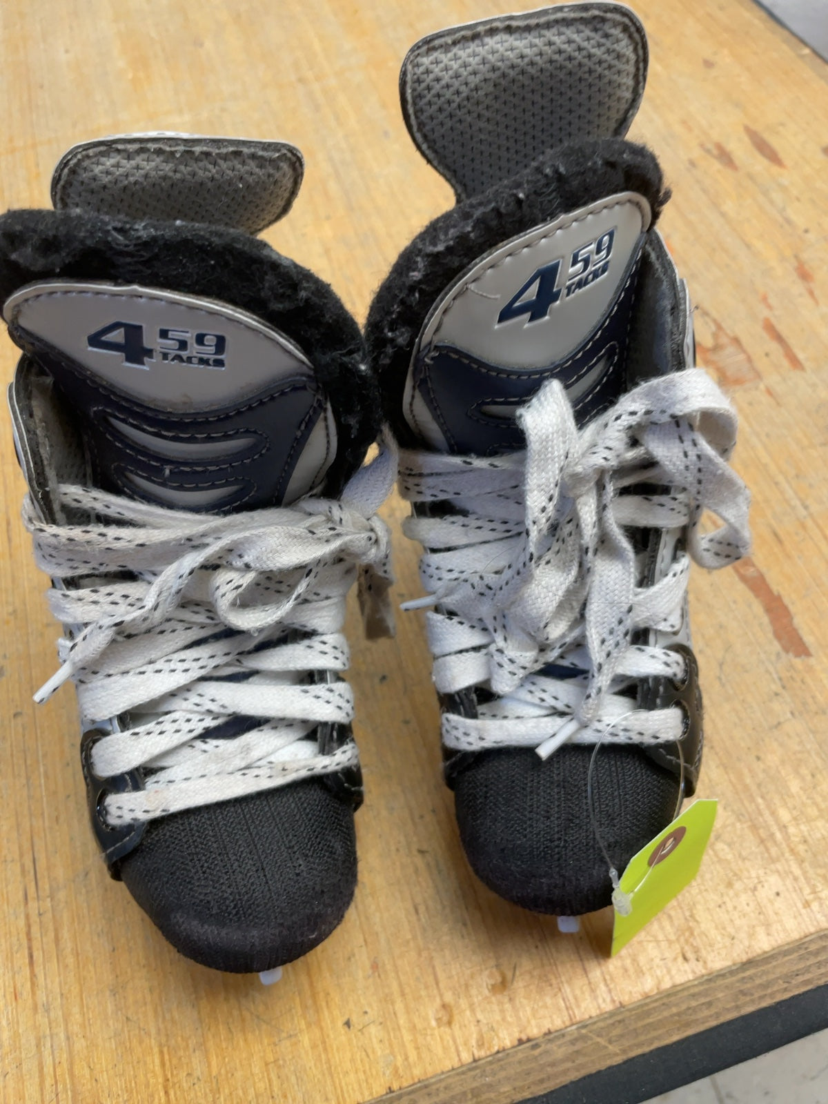 CCM 459 Tacks Size 9C Hockey Skates