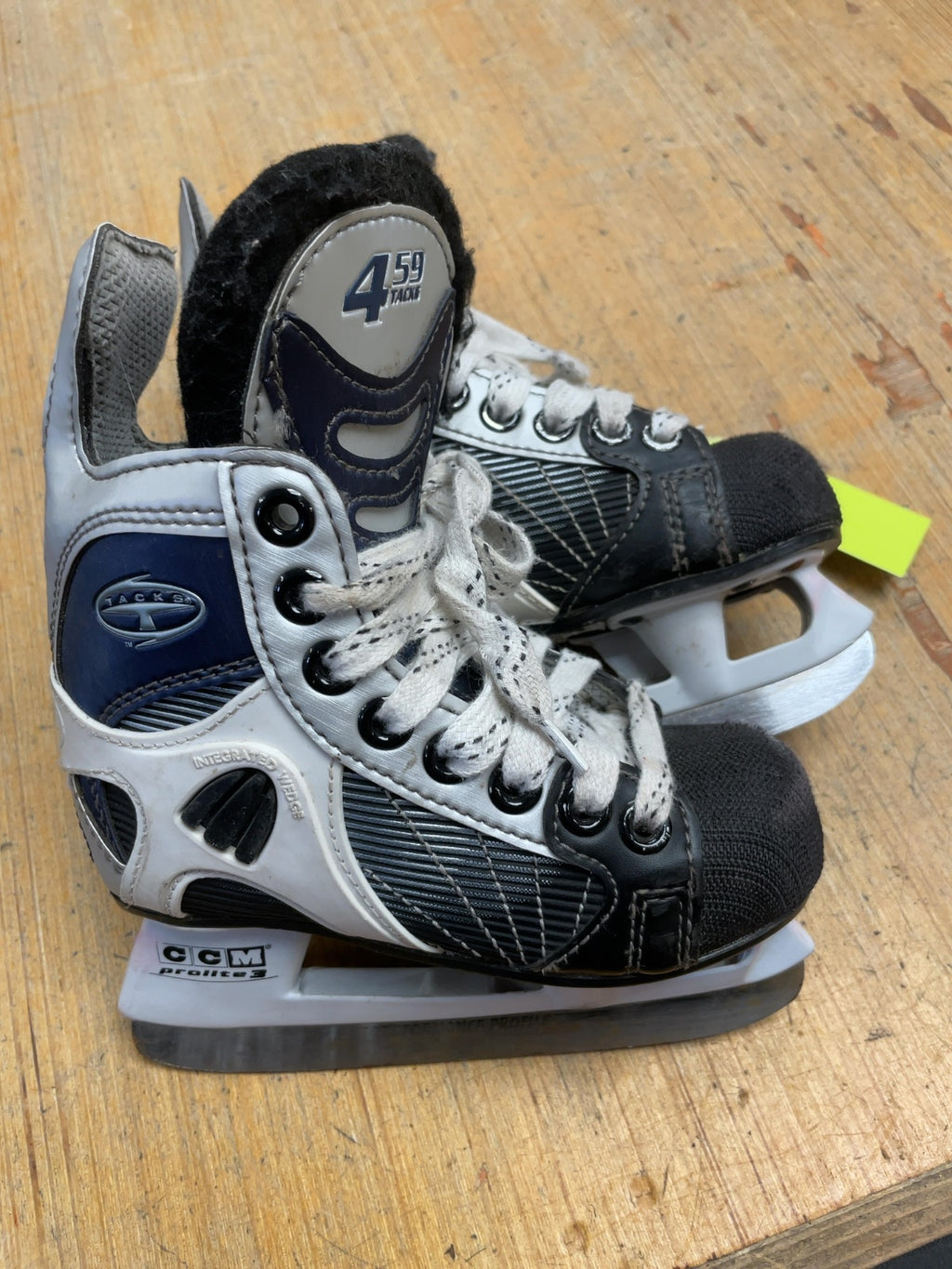 CCM 459 Tacks Size 9C Hockey Skates