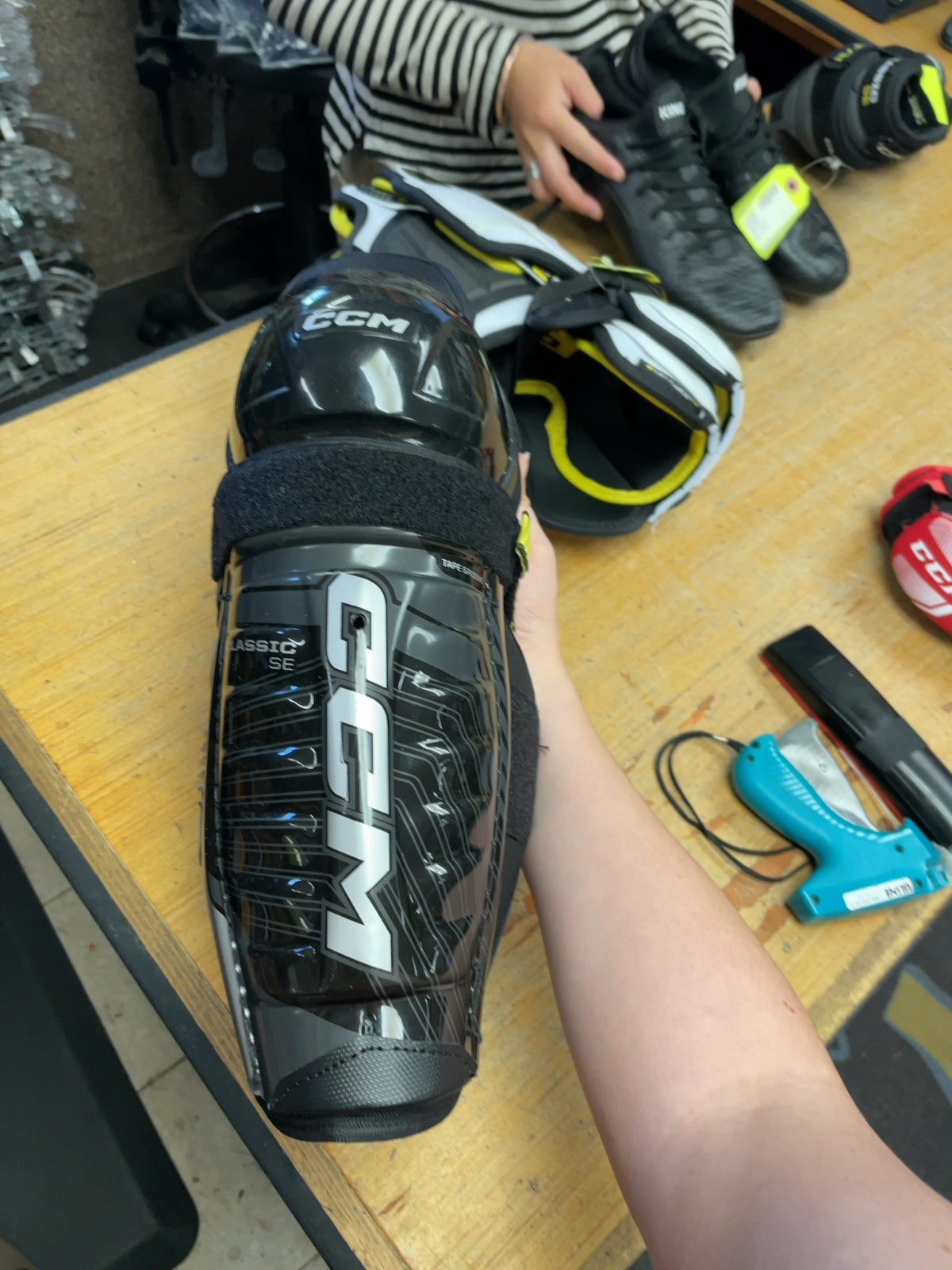 CCM Classic SE 11" Hockey Shin Pads