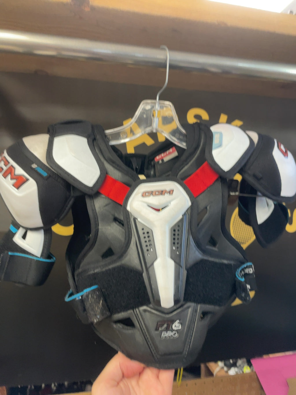 CCM FT6 PRO JR MEDIUM Hockey Shoulder Pads