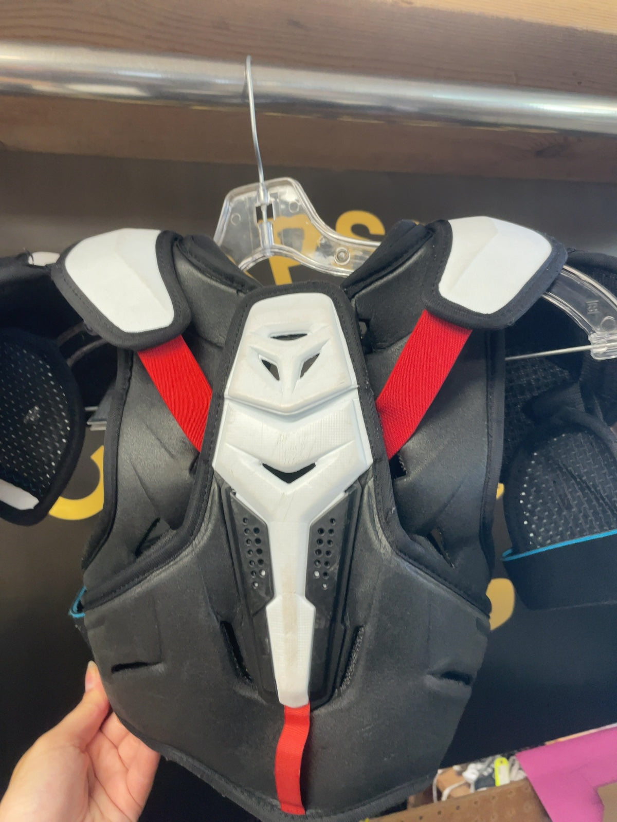 CCM FT6 PRO JR MEDIUM Hockey Shoulder Pads