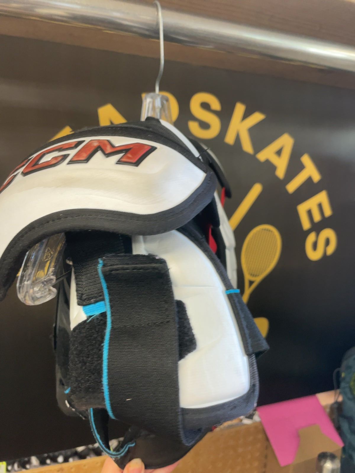 CCM FT6 PRO JR MEDIUM Hockey Shoulder Pads