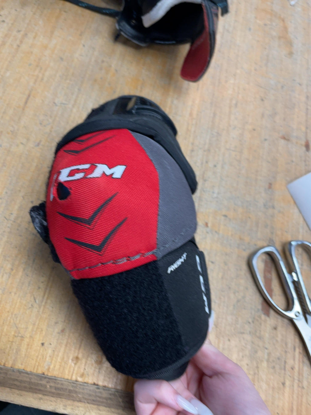 CCM Hockey Elbow Pads JR Medium Red/Black