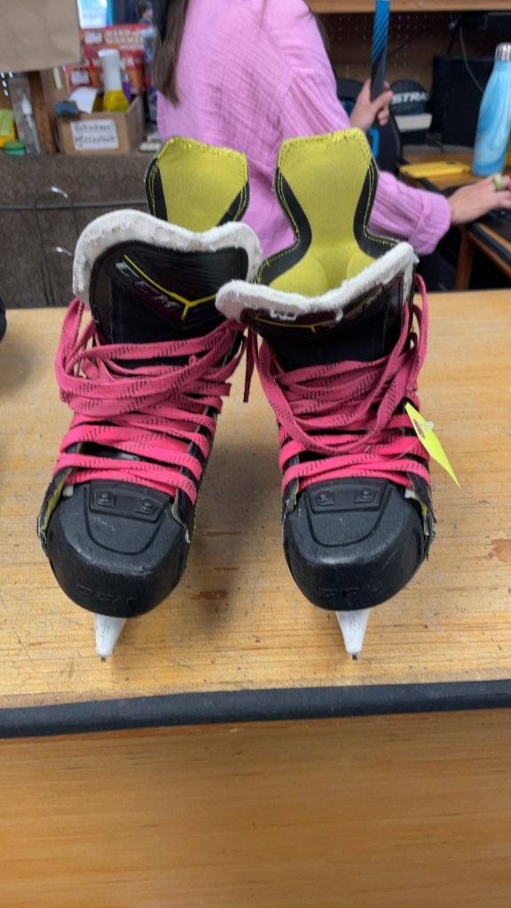 CCM Super Tacks 9370 Hockey Skates - Size 5.5
