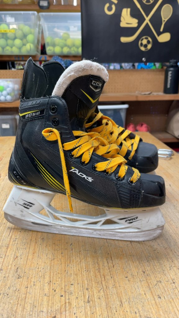 CCM Tacks 3052 Hockey Skates - Size 4