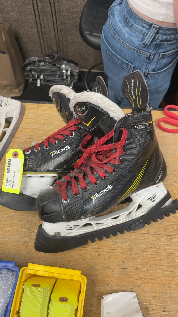 CCM Tacks 4052 Hockey Skates - Size 5
