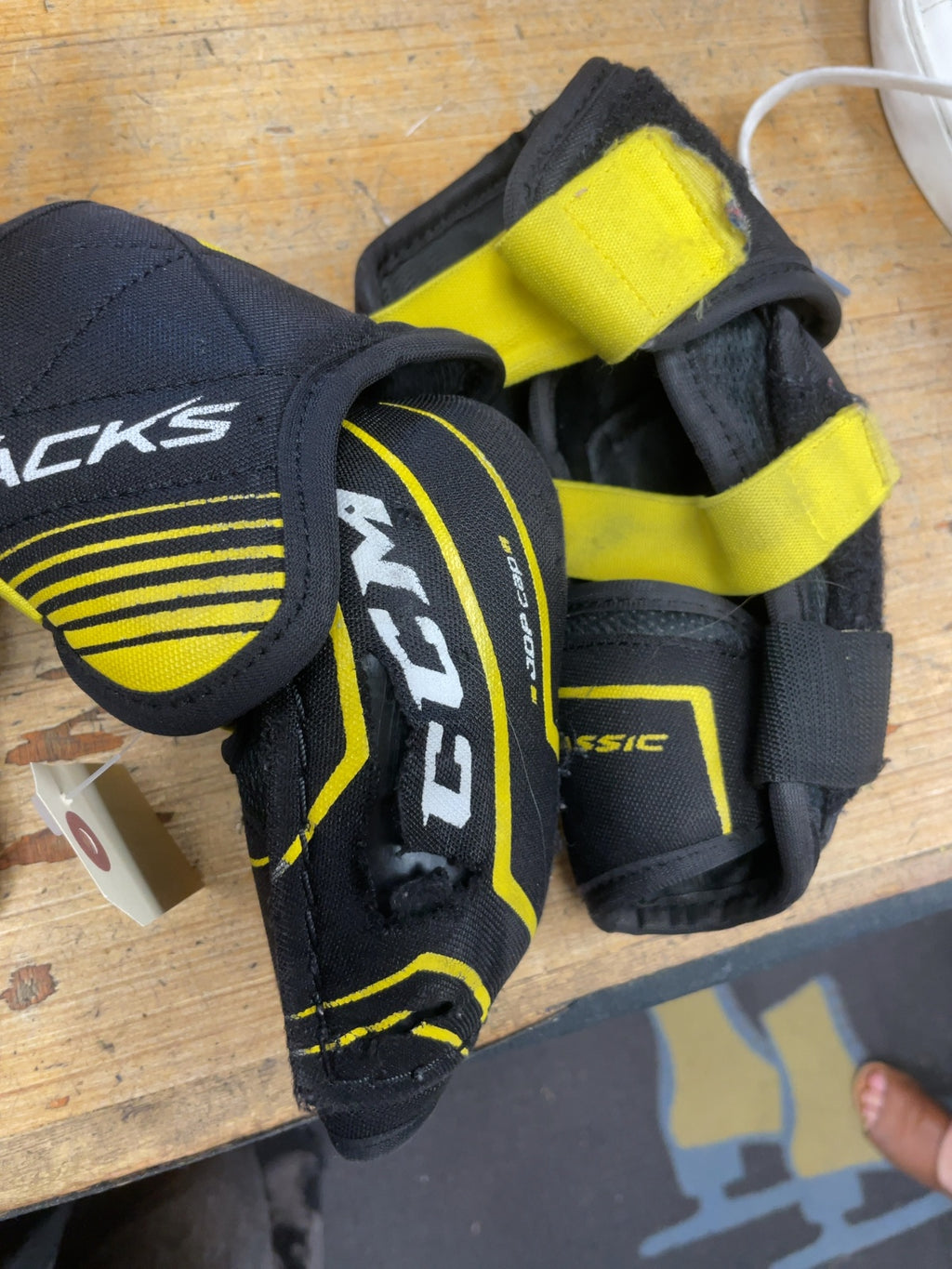 CCM Tacks Classic JR Medium Hockey Elbow Pads
