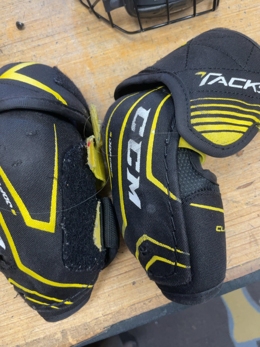CCM Tacks Classic JR Medium Hockey Elbow Pads