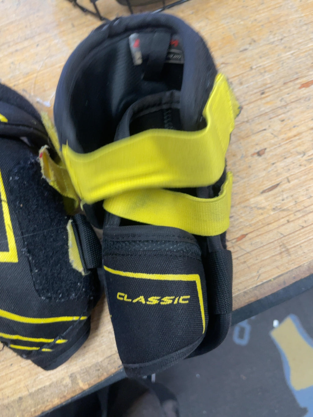 CCM Tacks Classic JR Medium Hockey Elbow Pads