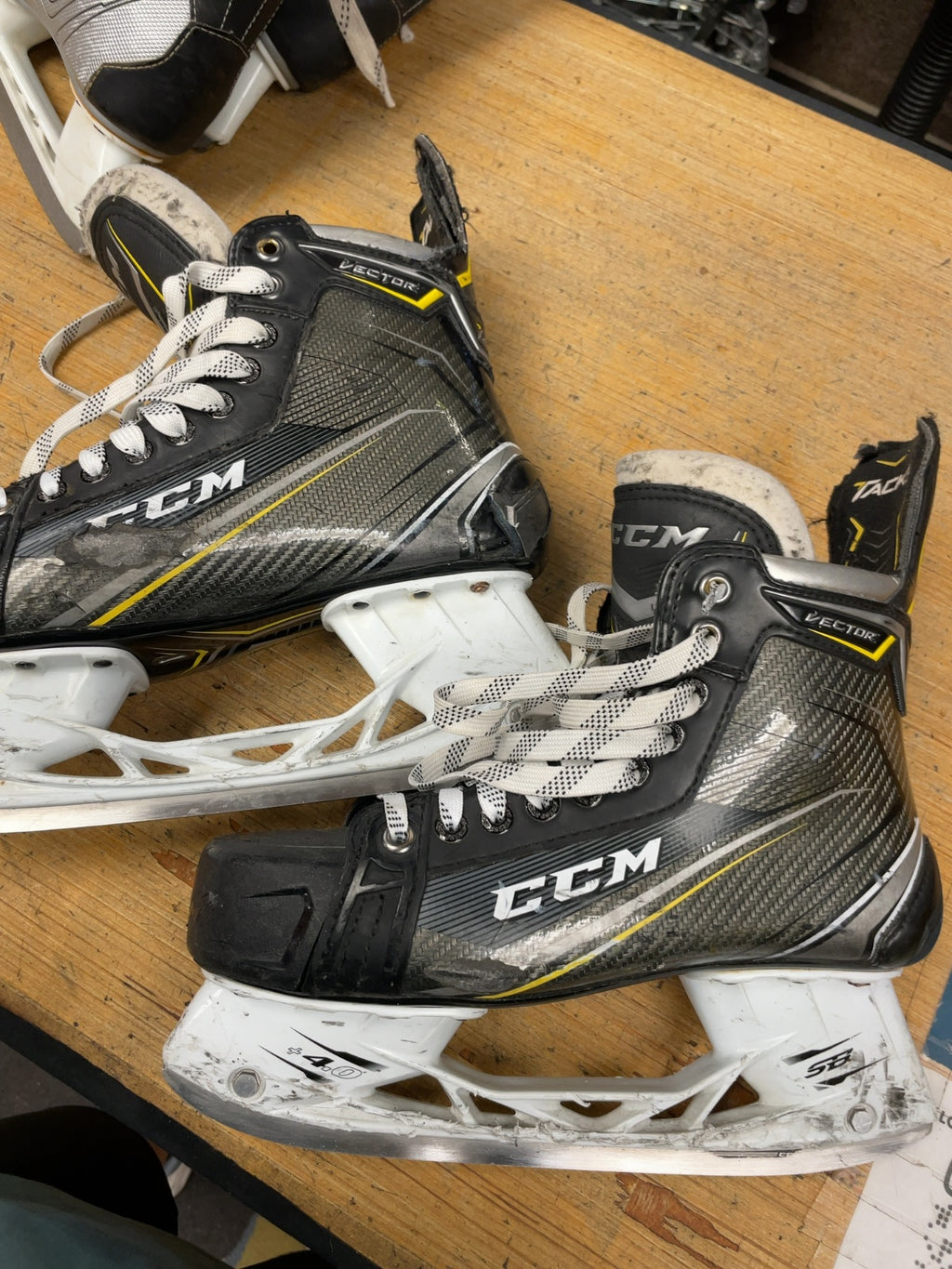 CCM Tacks Vector Size 8 Hockey Skates