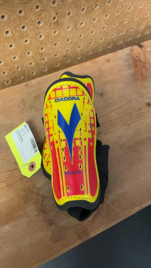 Diadora Maistro Junior Soccer Shin Pads
