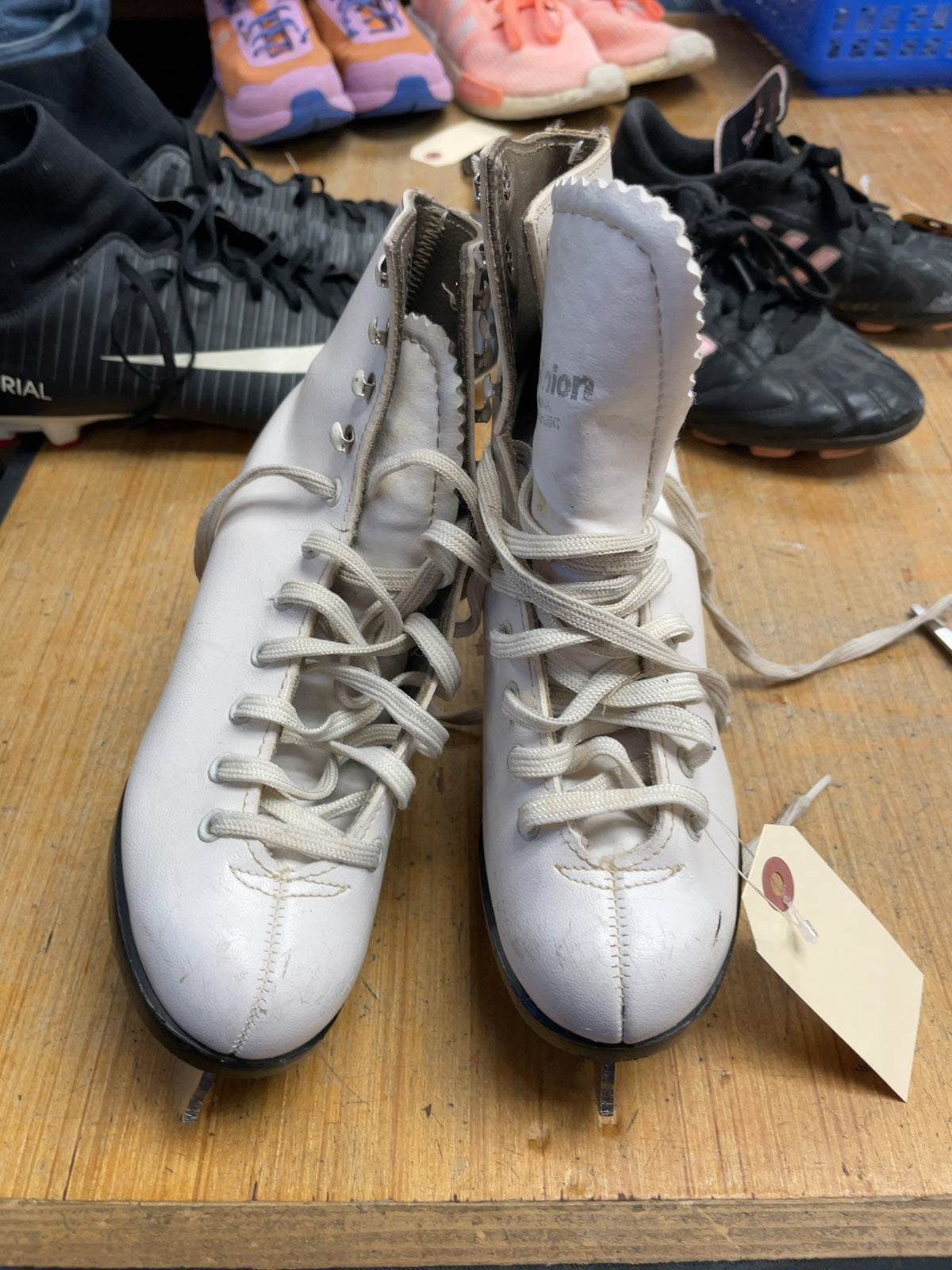 Dominion Silver Knight Size 1 Figure Skates