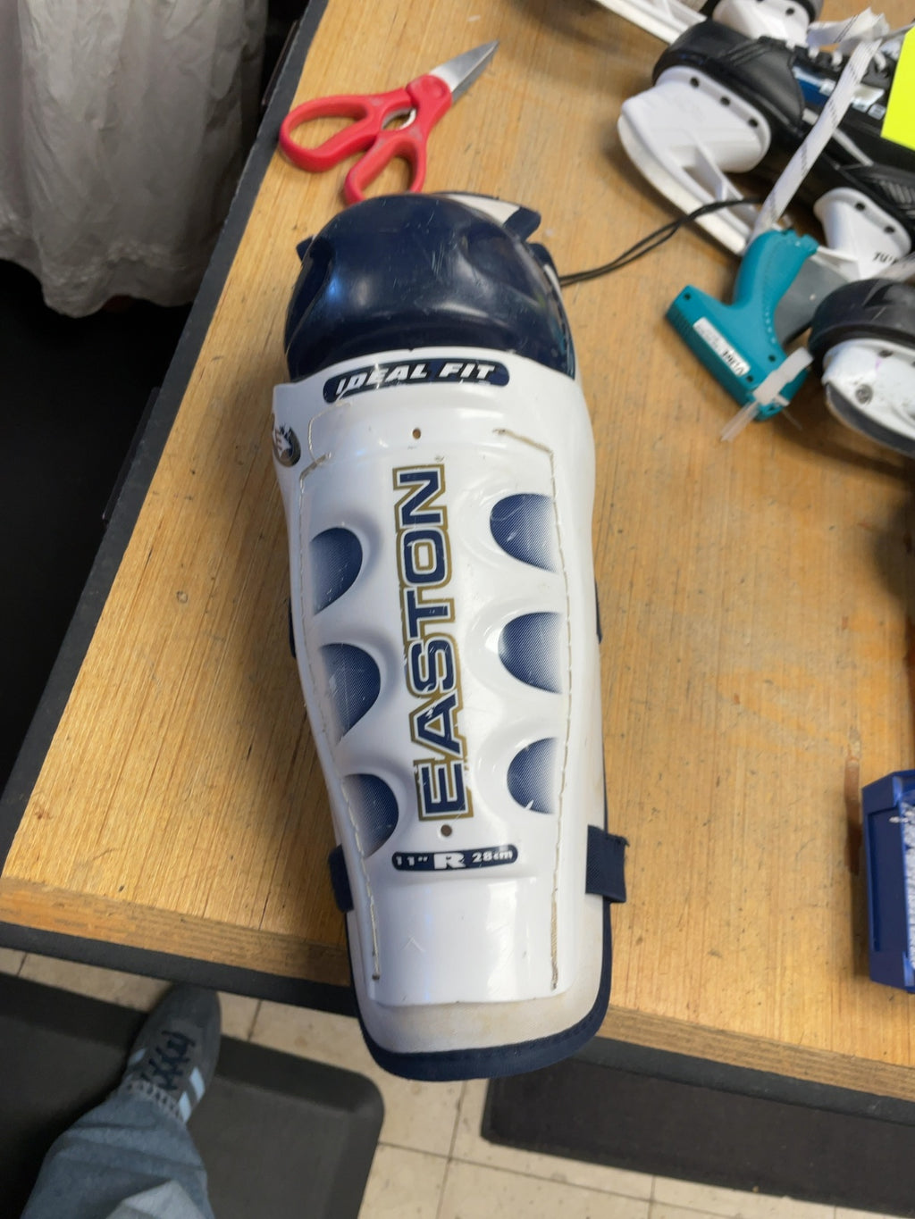 Easton Ideal Fit 11" Hockey Shin Pads