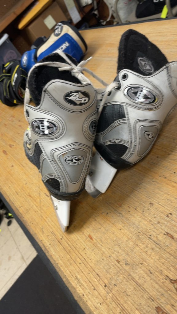 Easton Z-D Hockey Skates - Size 3