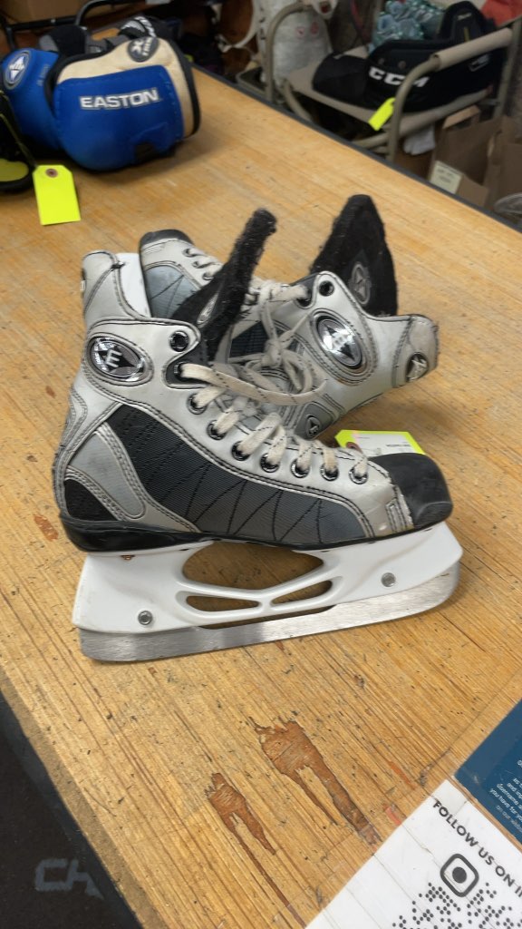 Easton Z-D Hockey Skates - Size 3