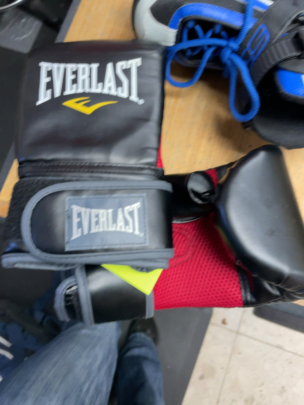 Everlast Boxing Gloves Black/Red