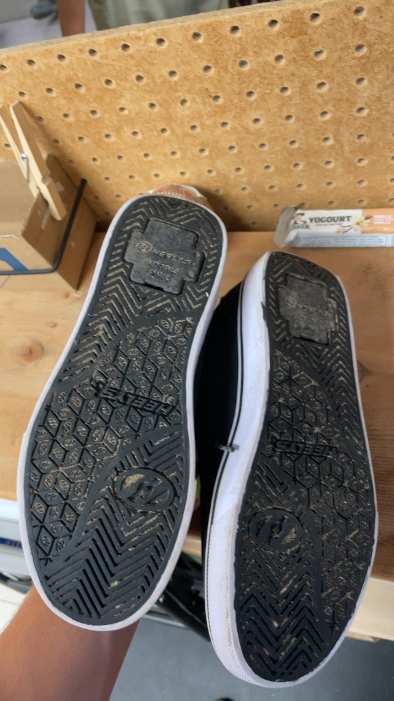 Heelys Size 5 Flame Roller Shoes
