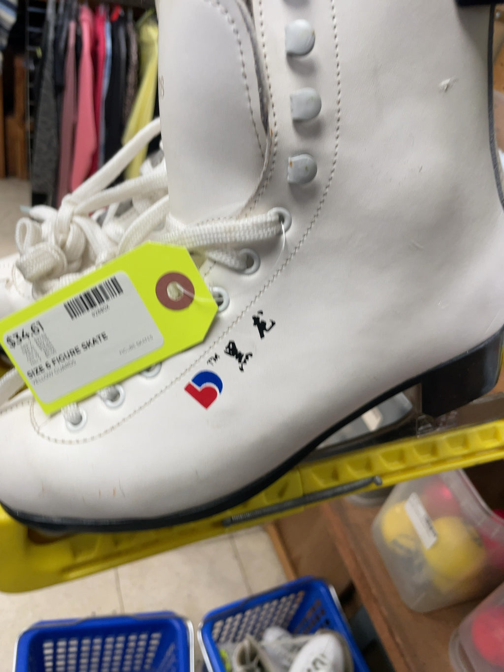 Heilong Figure Skates Size 6 with Yellow Guards