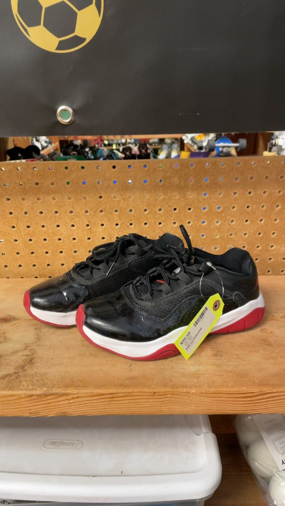 Jordan 11 CMFT Low Black/Red Size 5.5