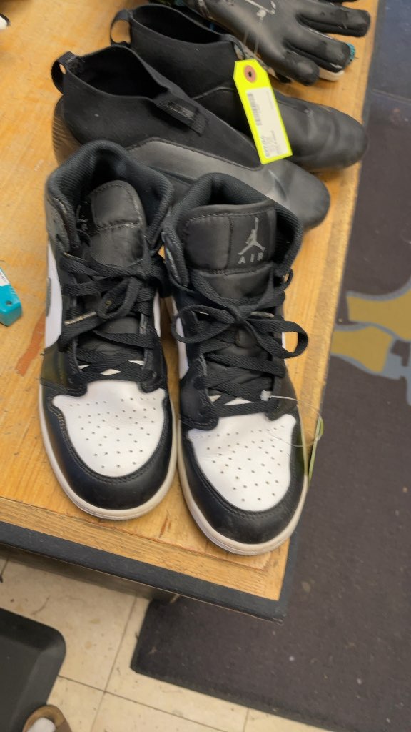 Jordan Air Jordan 1 Mid Sneakers - Size 6.5