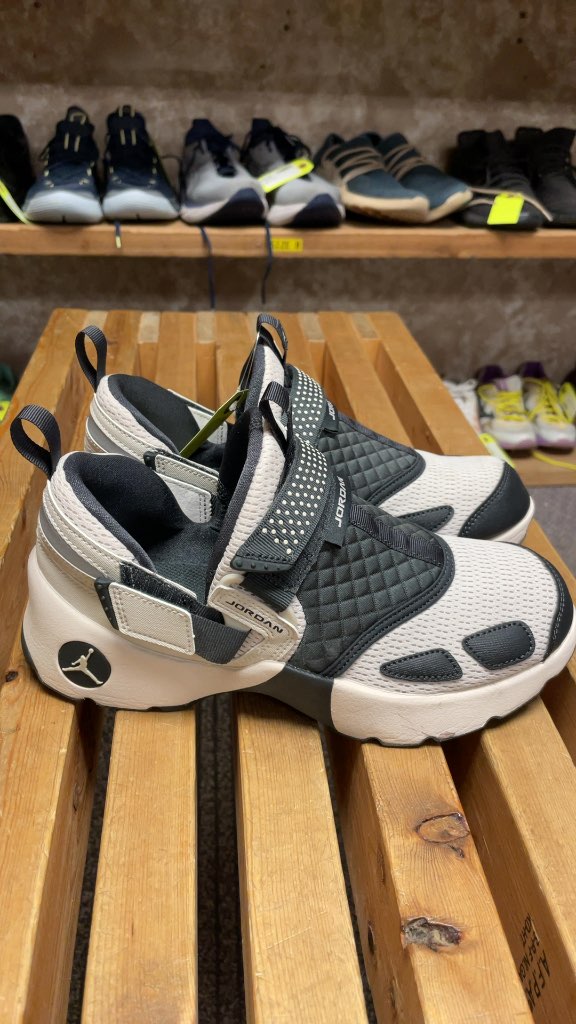 Jordan Trunner LX Sneakers - Grey/White - Size 8.5