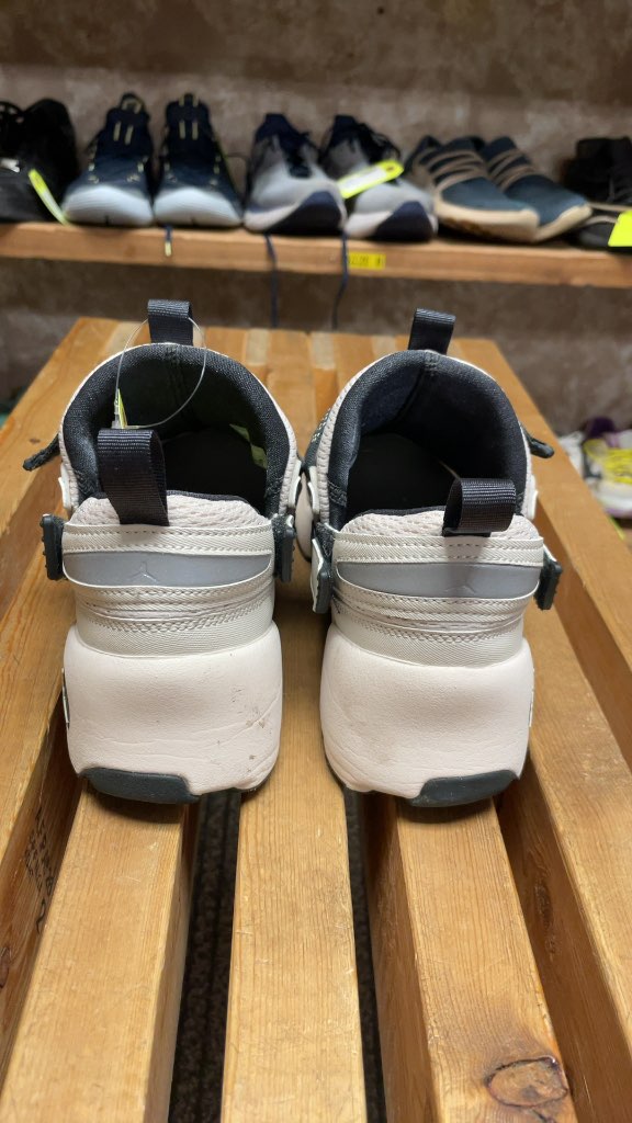 Jordan Trunner LX Sneakers - Grey/White - Size 8.5