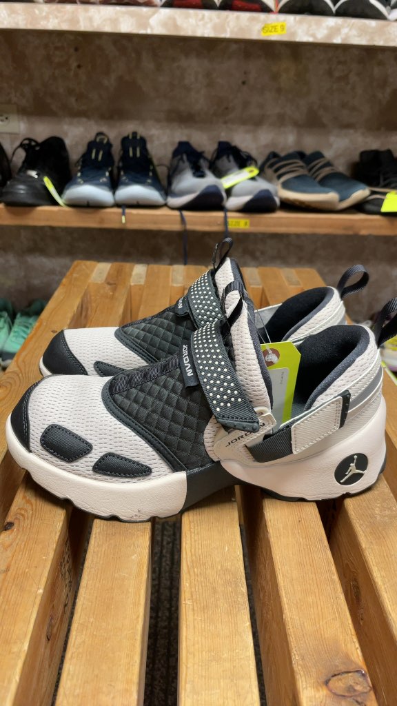 Jordan Trunner LX Sneakers - Grey/White - Size 8.5