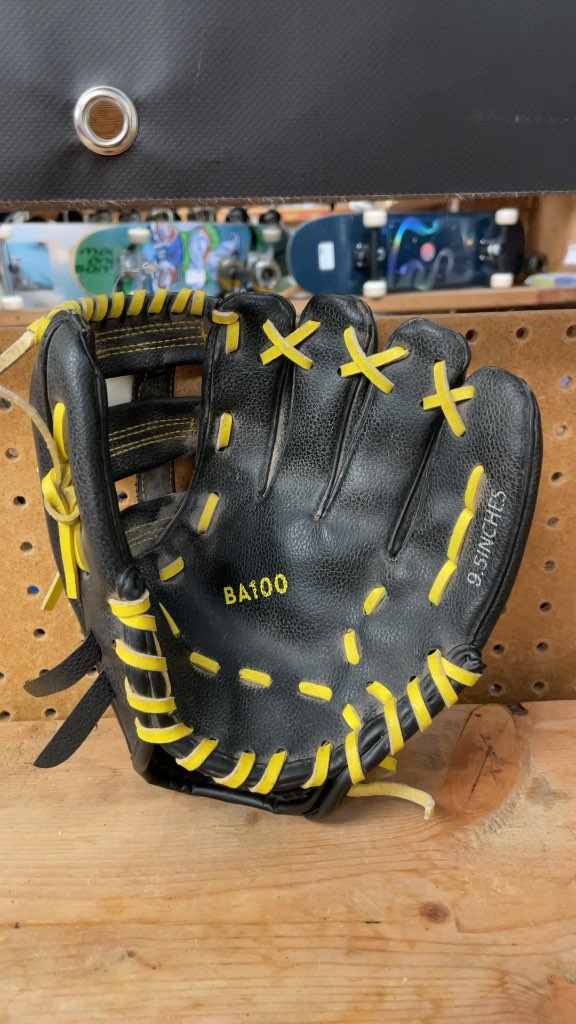 Kipsta BA100 9.5" Baseball Glove - Black/Yellow
