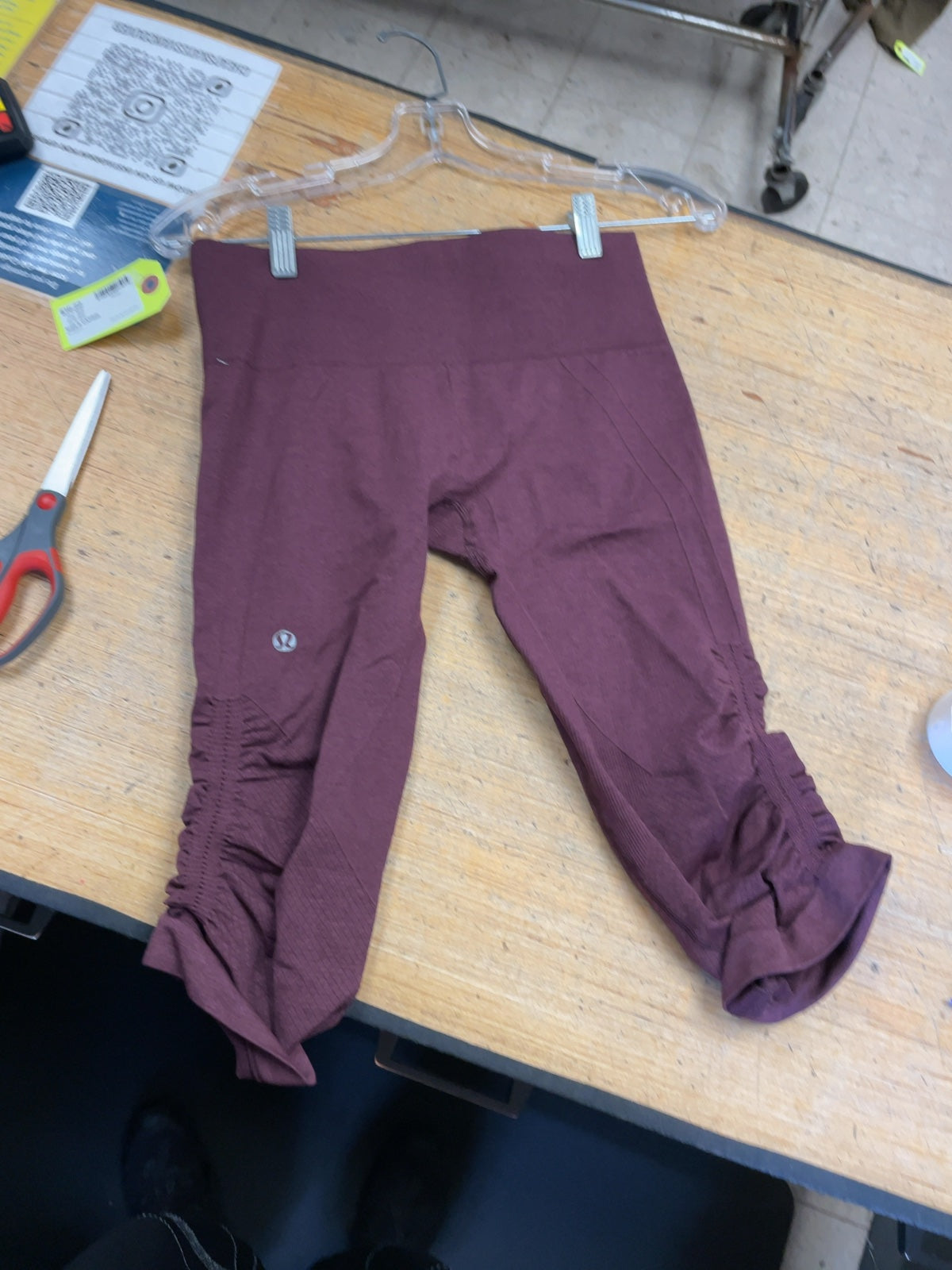 Lululemon Capris Size 6 Maroon Rucked Hem
