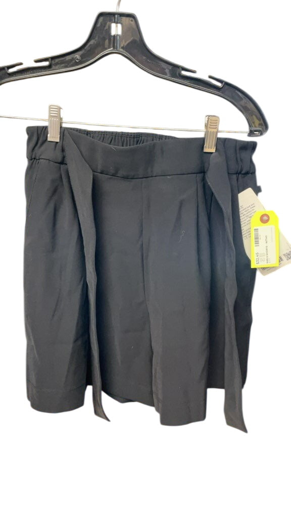 Lululemon Noir Short 5.5" - Size 6 - Black