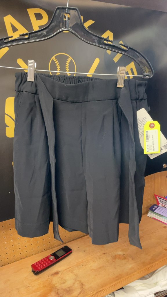 Lululemon Noir Short 5.5" - Size 6 - Black