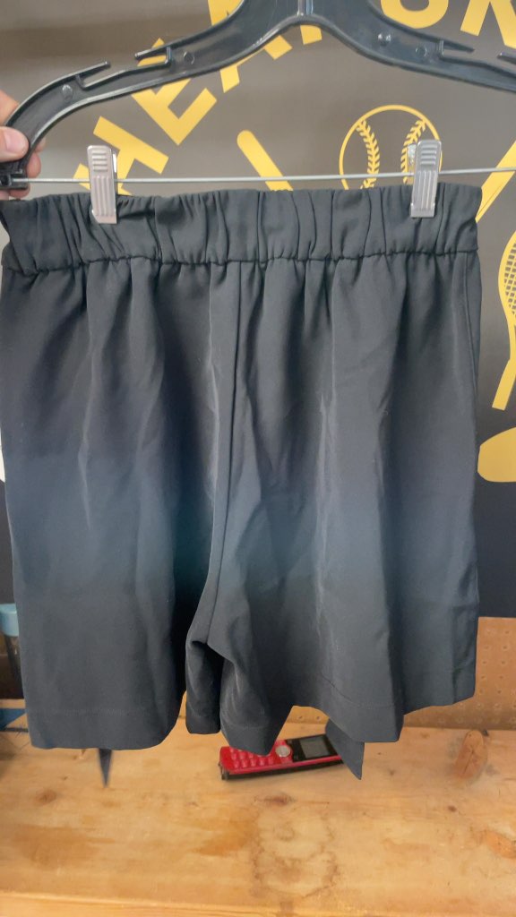 Lululemon Noir Short 5.5" - Size 6 - Black
