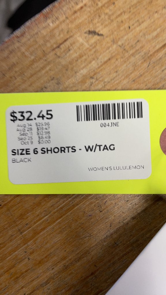 Lululemon Noir Short 5.5" - Size 6 - Black