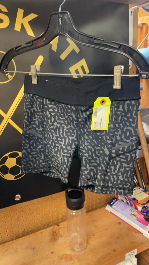 Lululemon Women's Athletic Shorts - Size 4 - Grey/Black Pattern