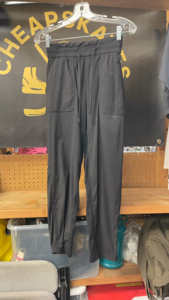 Lululemon Women's Black Pants - Size 6