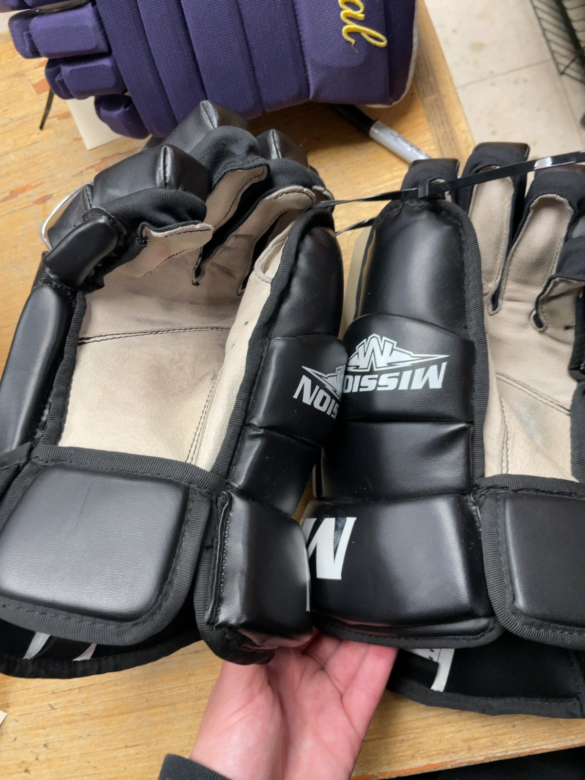 Mission Hockey Gloves 14" Black/White
