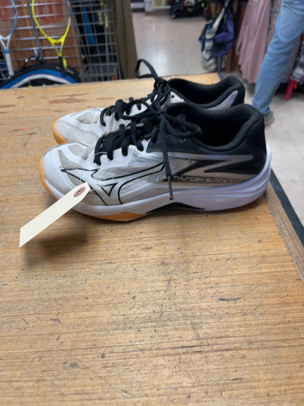 Mizuno Thunder Blade Z Size 7.5 US Women's Court Shoes