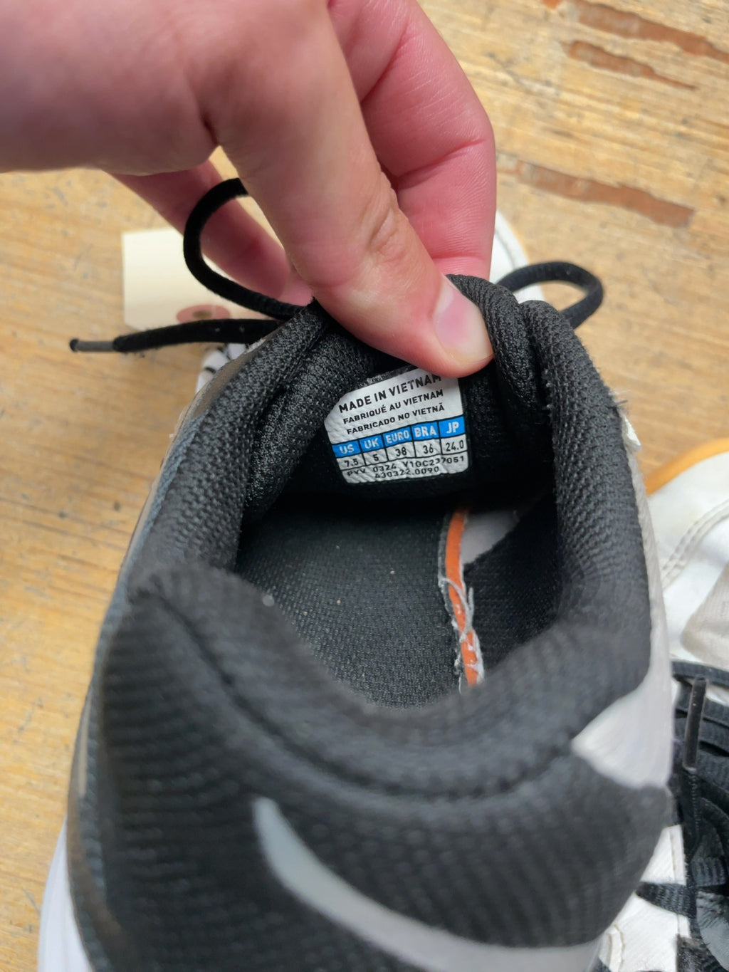 Mizuno Thunder Blade Z Size 7.5 US Women's Court Shoes