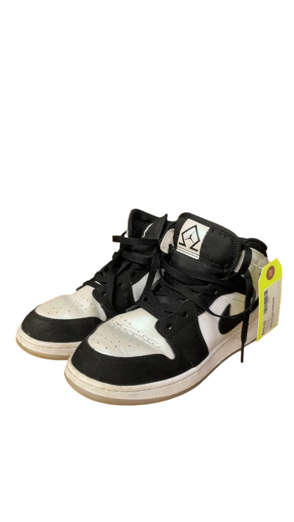 Nike Air Jordan 1 Mid Black/White Size 6.5
