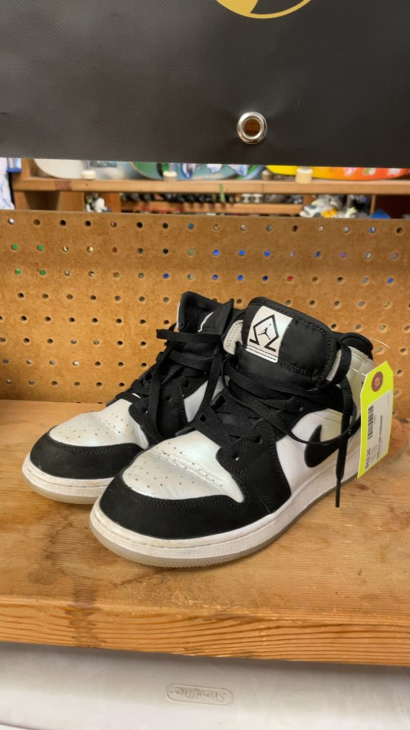 Nike Air Jordan 1 Mid Black/White Size 6.5