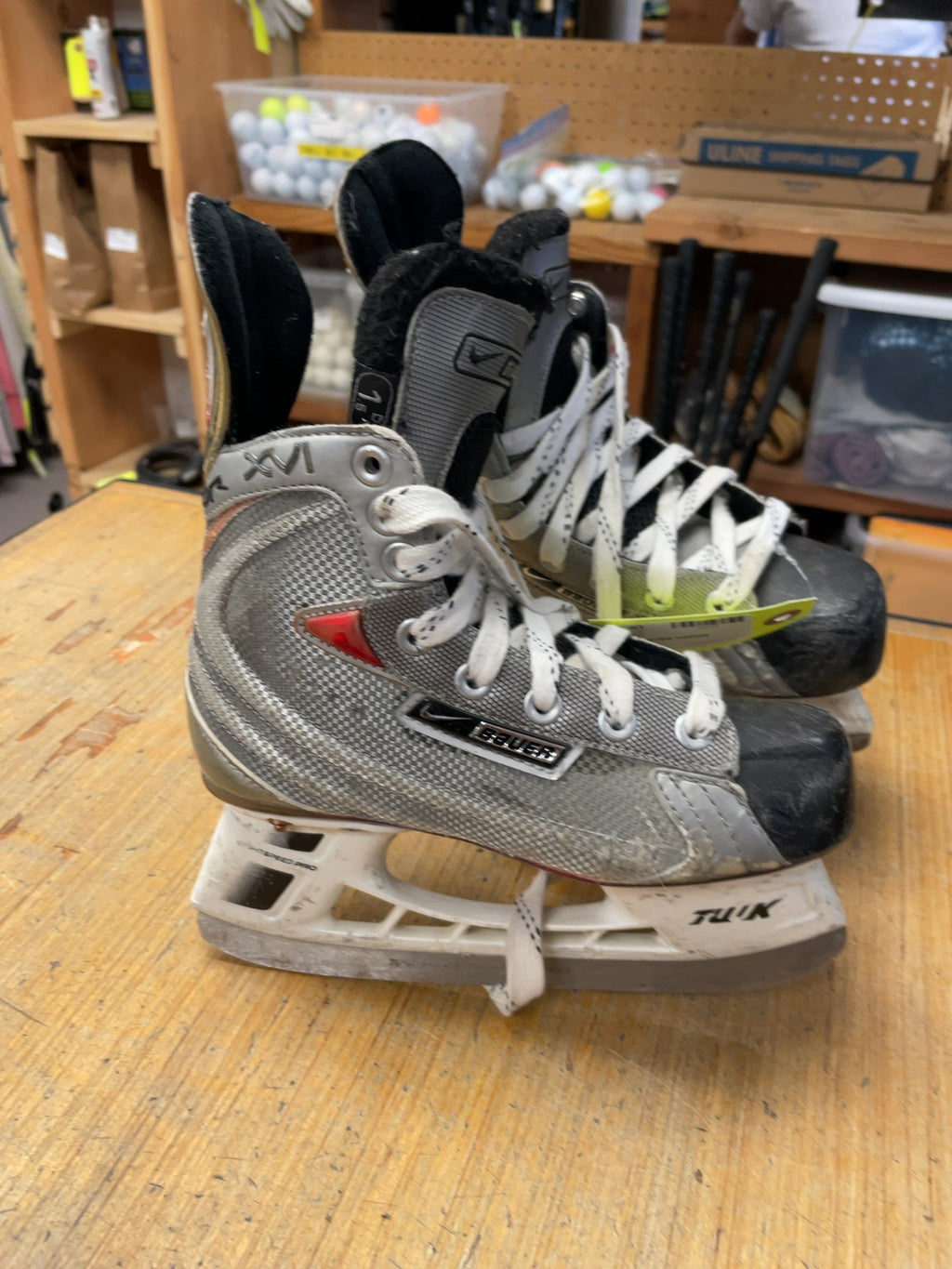 Nike Bauer Vapor XVI Size 1.5 Hockey Skates